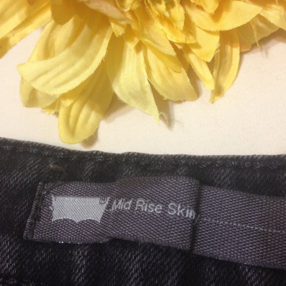 'Levi's mid-rise skinny fit black jeans- W27/ L32 - Picture 4 of 7